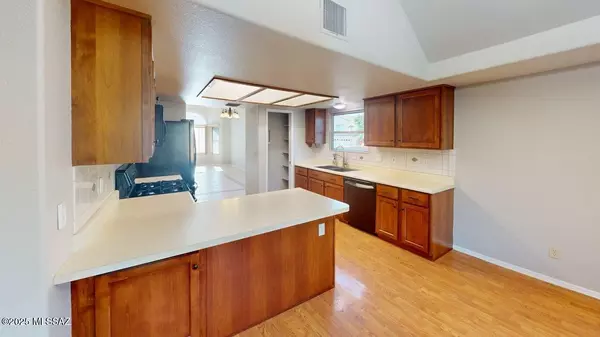 Oro Valley, AZ 85737,874 W Port Royal Place