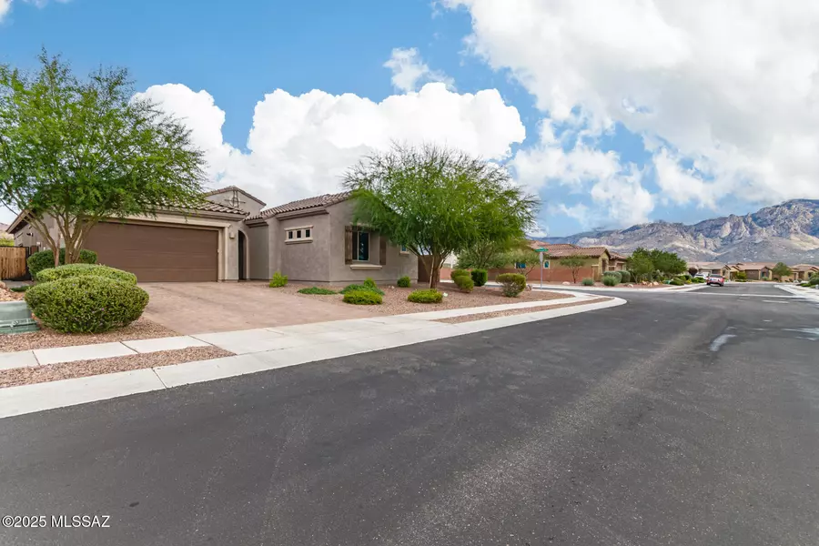 685 E Romsdalen Road, Oro Valley, AZ 85755