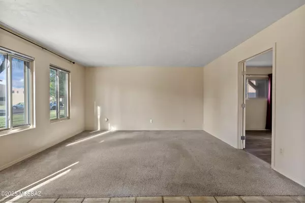 Tucson, AZ 85715,6774 E Calle La Paz #A