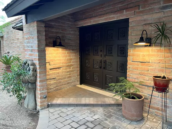 Tucson, AZ 85718,830 E Via Lucitas