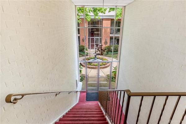 Oakwood, OH 45419,1001 Far Hills Avenue #3