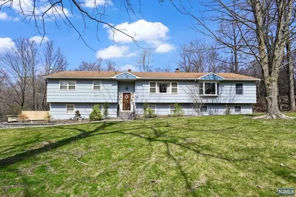 35 Algonquin TRL, Oakland, NJ 07436