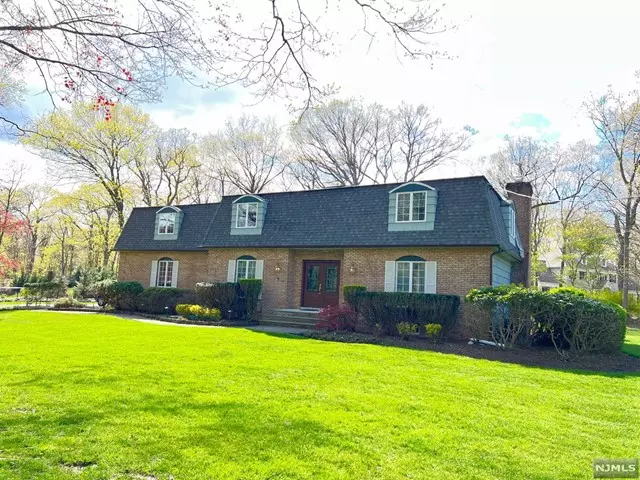 868 Woodfield RD, Franklin Lakes, NJ 07417