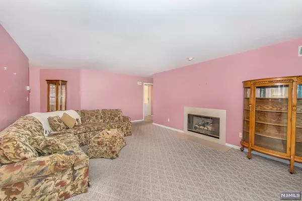 Woodland Park, NJ 07424,2 Parkside TER # 1 B