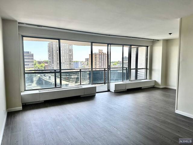 2077 Center AVE # 8G, Fort Lee, NJ 07024