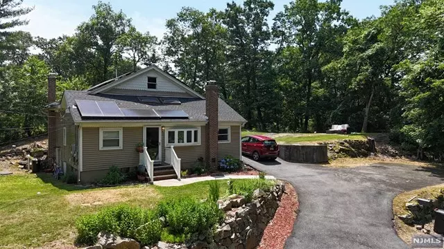 37 Skyland AVE, Wanaque, NJ 07420