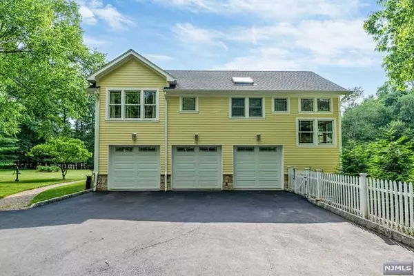 Upper Saddle River, NJ 07458,31 Timberlane RD