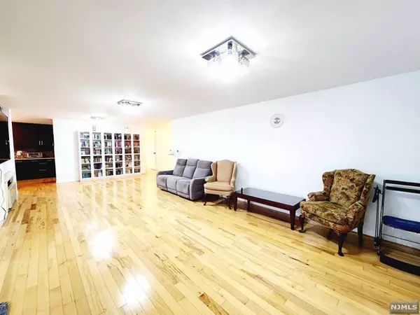 Cliffside Park, NJ 07010,300 Winston DR # 822