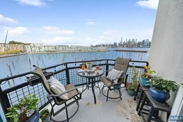 Weehawken, NJ 07086,600 Harbor BLVD # 923/925