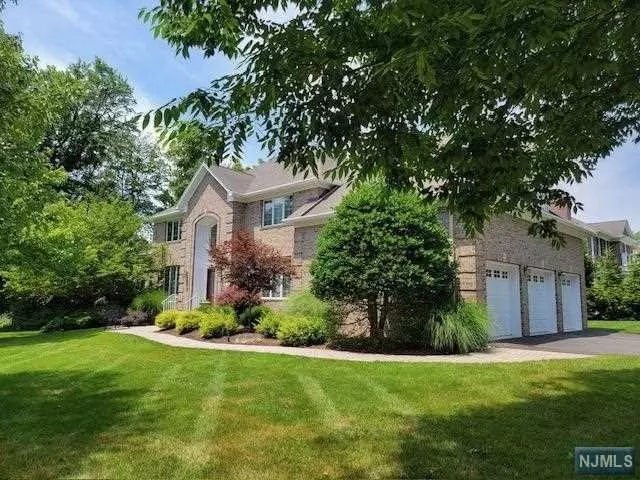 601 Peterson Farm CT, River Vale, NJ 07675