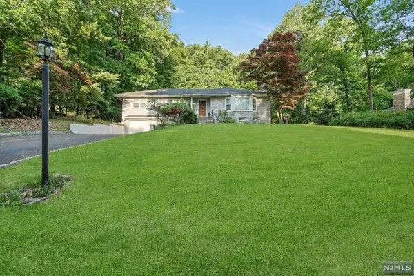 32 Lilline LN, Upper Saddle River, NJ 07458