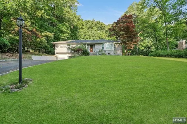 Upper Saddle River, NJ 07458,32 Lilline LN