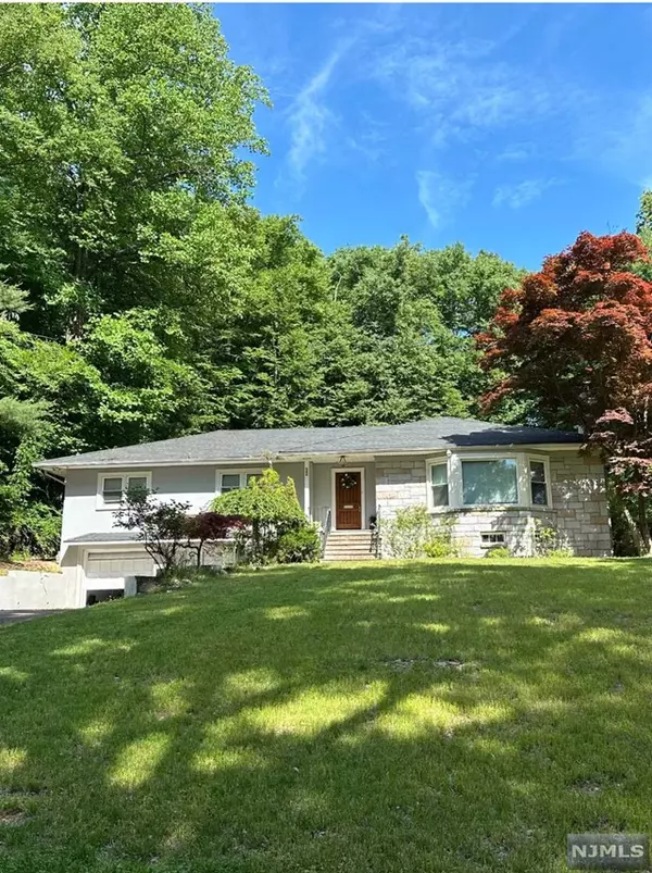 Upper Saddle River, NJ 07458,32 Lilline LN