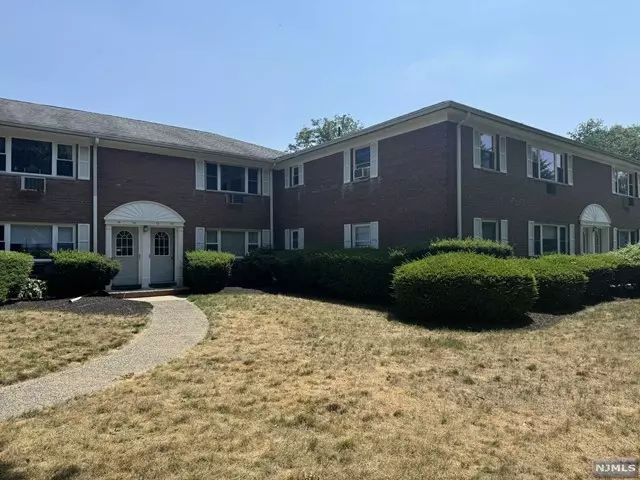 12 Manchester CT, Wayne, NJ 07470