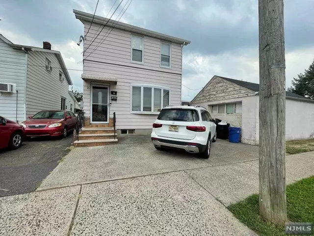 16 Liberty LN, Lodi, NJ 07644