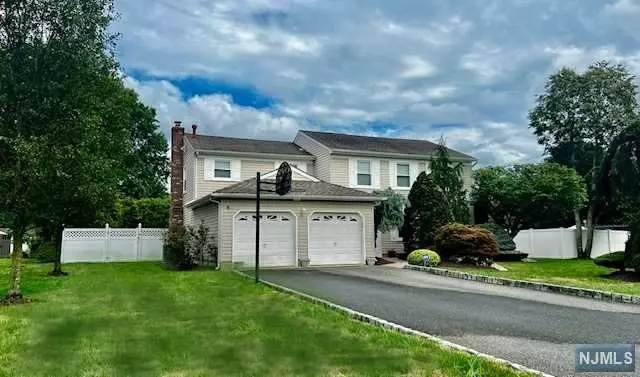 3 Regal RD, Manalapan, NJ 07726