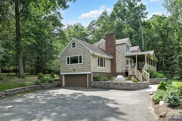 151 Overlook DR, Woodcliff Lake, NJ 07677