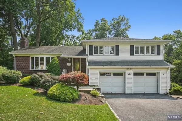 6 Willow LN, North Caldwell, NJ 07006