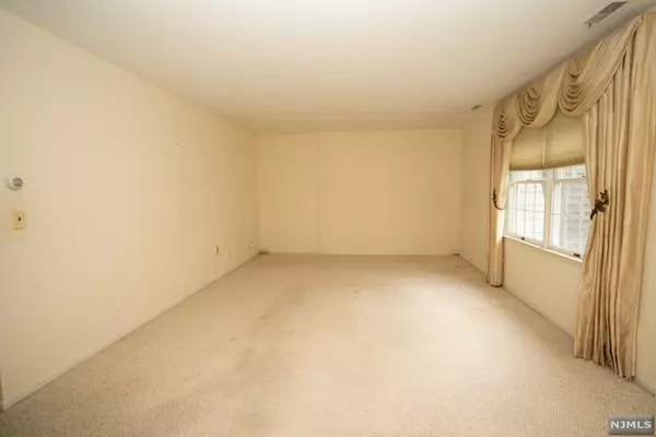 River Vale, NJ 07675,271 Collignon WAY # 3B