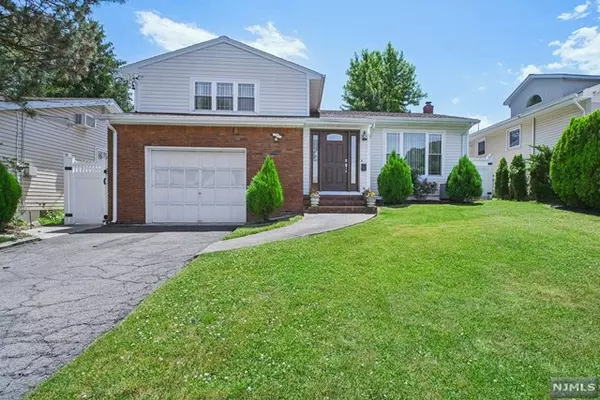 8 Veterans CT,  Wallington,  NJ 07057