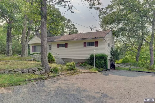 89 Larsen RD, West Milford, NJ 07480