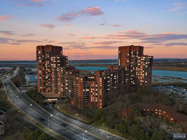 2038 Harmon Cove Tower, Secaucus, NJ 07094