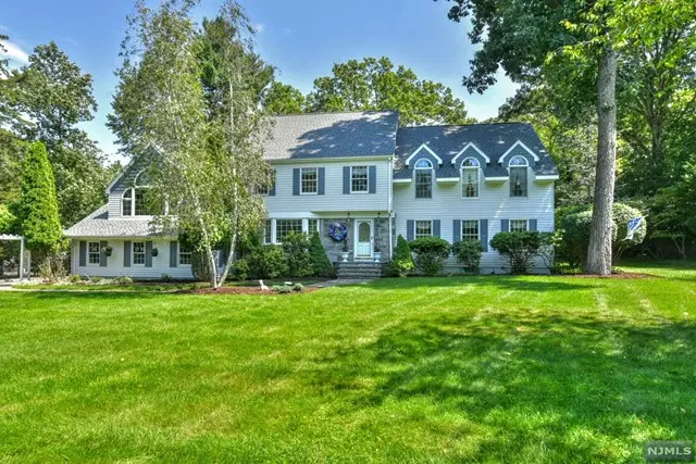 16 Spook Ridge RD, Upper Saddle River, NJ 07458