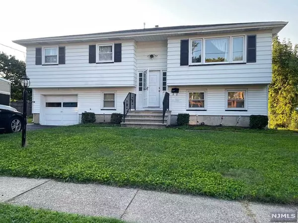 27 Garfield PL, Totowa, NJ 07512