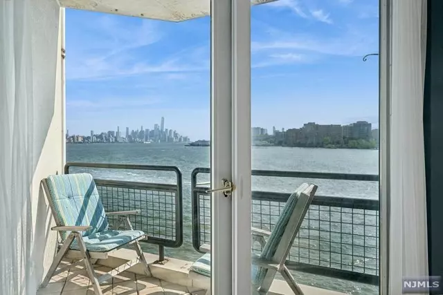 Weehawken, NJ 07086,600 Harbor BLVD # 840