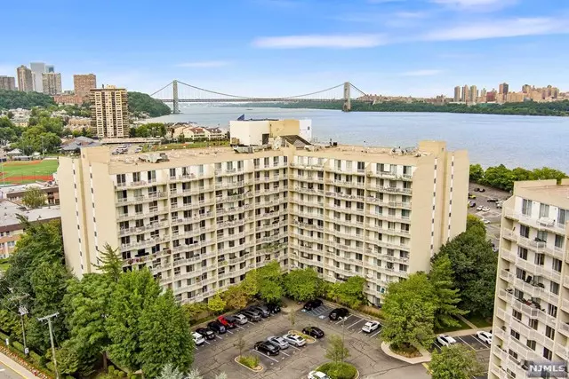 1077 River RD # PH8, Edgewater, NJ 07020