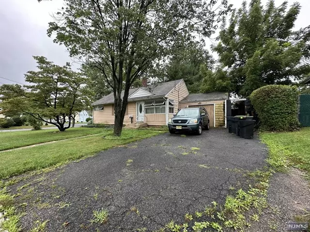 10 Judith PL, Bergenfield, NJ 07621