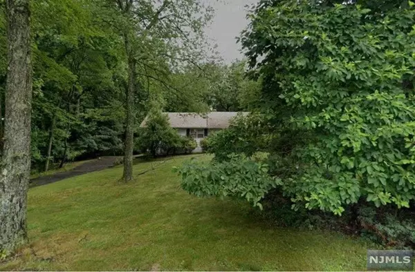 165 Hickory LN, Closter, NJ 07624