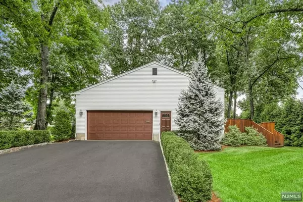 Oradell, NJ 07649,862 Battel PL