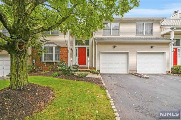 32 Carriage LN, Ridgewood, NJ 07450