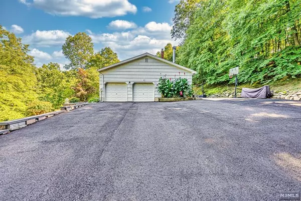 Denville Township, NJ 07834,2 Lamar DR