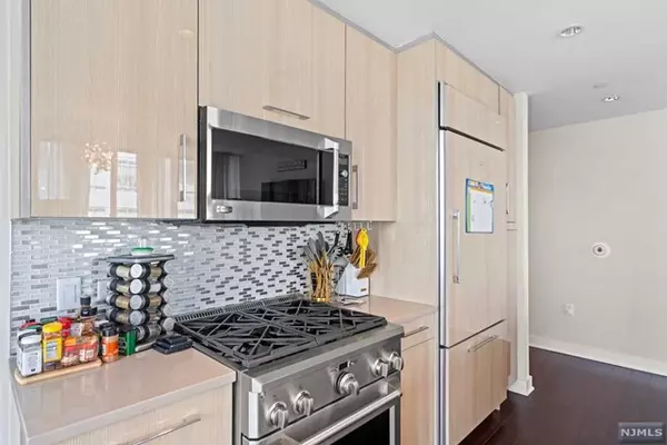 Weehawken, NJ 07086,1200 Avenue Port Imp  # 301