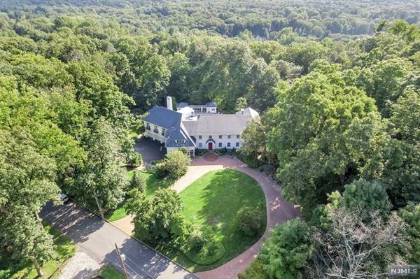 11 Woodfield LN, Saddle River, NJ 07458