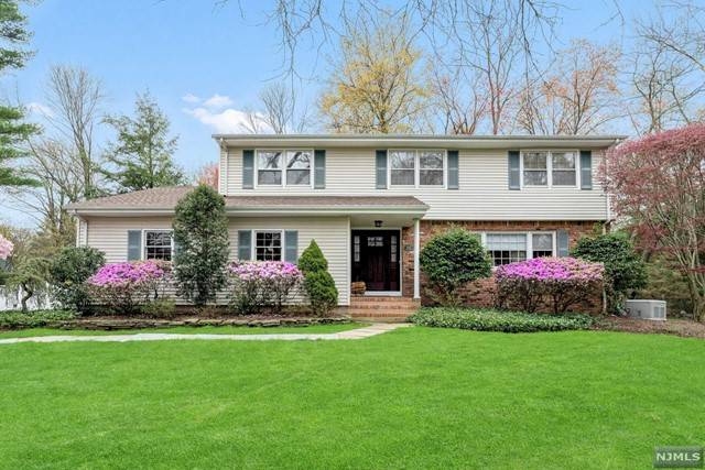 96 Barrett LN, Wyckoff, NJ 07481