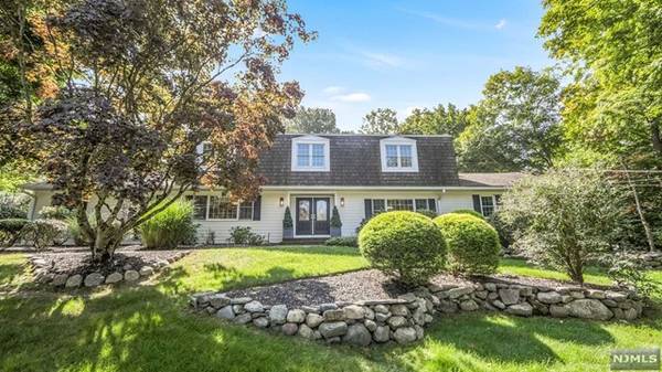 10 Aldbury DR, Upper Saddle River, NJ 07458