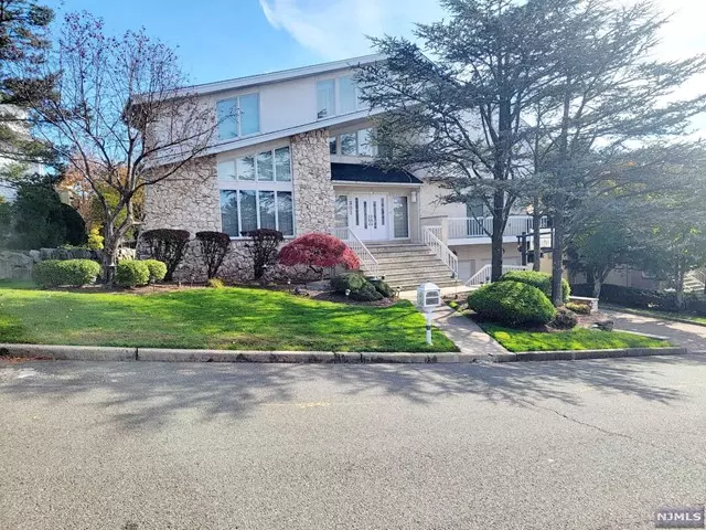 Englewood Cliffs, NJ 07632,307 Center ST