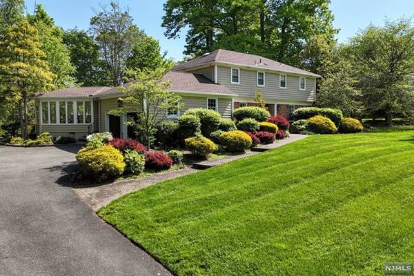 77 Oak DR, Upper Saddle River, NJ 07458