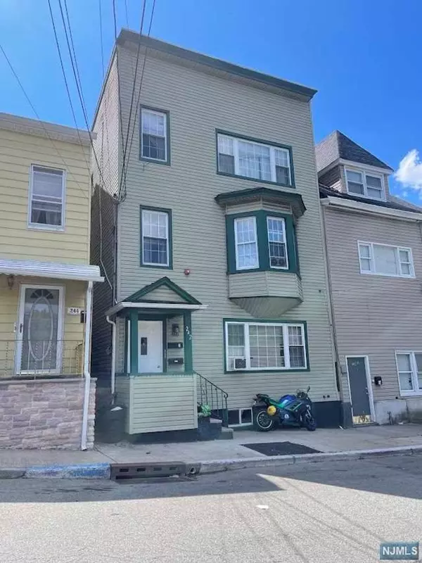 242 Dixon AVE, Paterson, NJ 07501