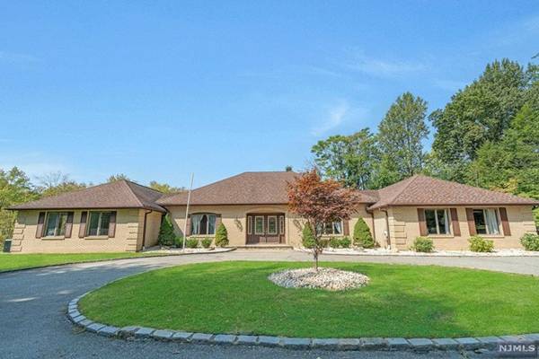 931 Marie CT, Franklin Lakes, NJ 07417