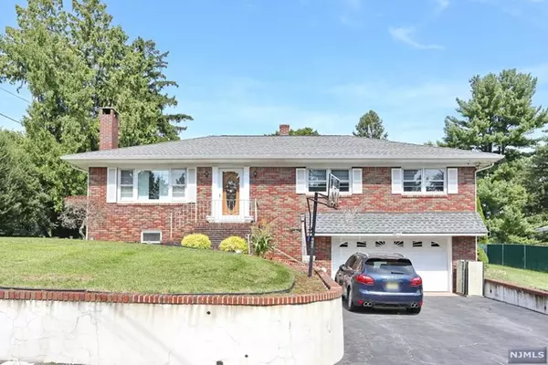 26 Peters LN, North Haledon, NJ 07508