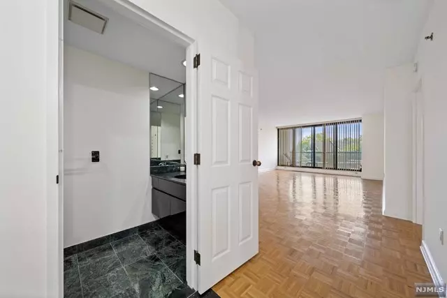 900 Palisade AVE # 2J, Fort Lee, NJ 07024