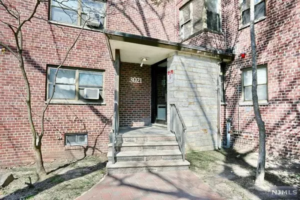 Fort Lee, NJ 07024,3021 Edwin AVE #5H