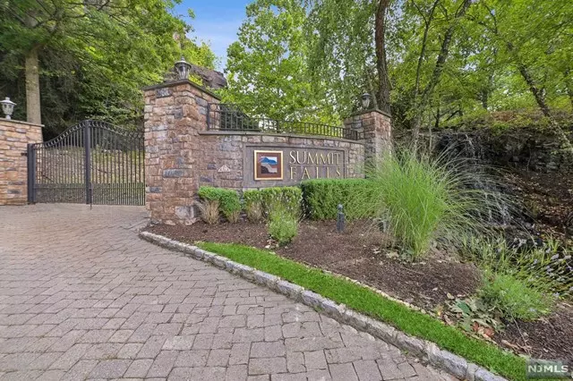 Pompton Lakes, NJ 07442,146 Summit Ridge