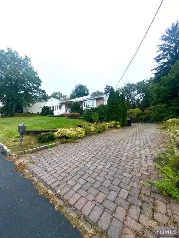 Mountainside, NJ 07092,1524 Long Meadow