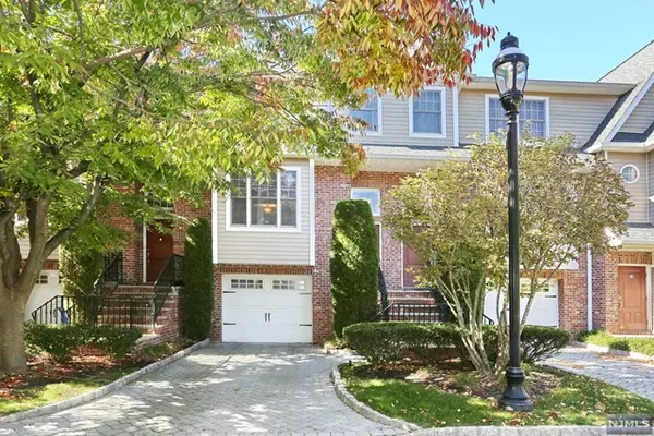 Tenafly, NJ 07670,22 Cobblestone WAY