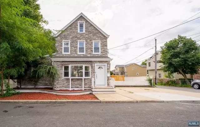 92 Central LN, Secaucus, NJ 07094